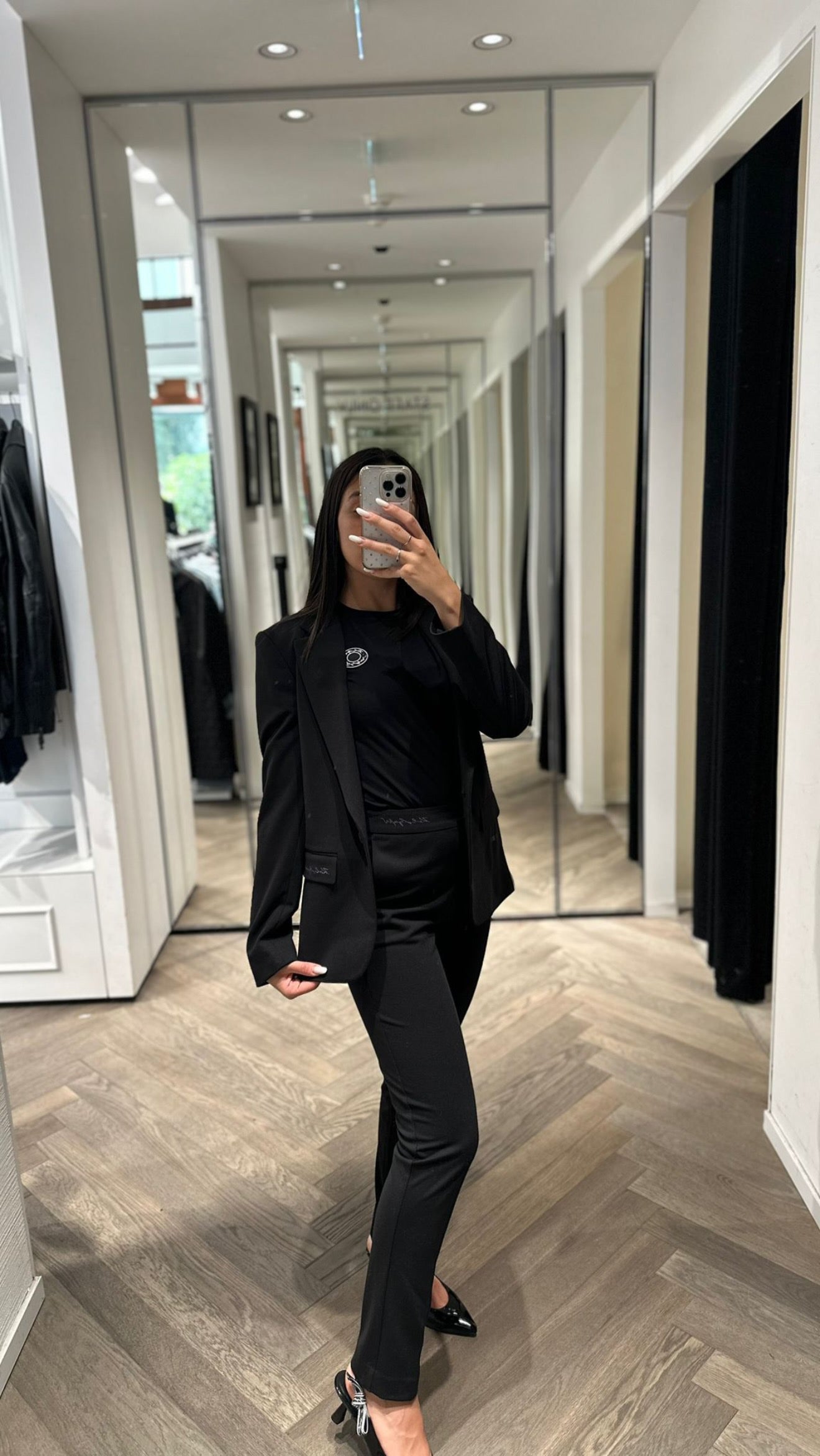 Kostum Karl Lagerfeld (FEMRA)