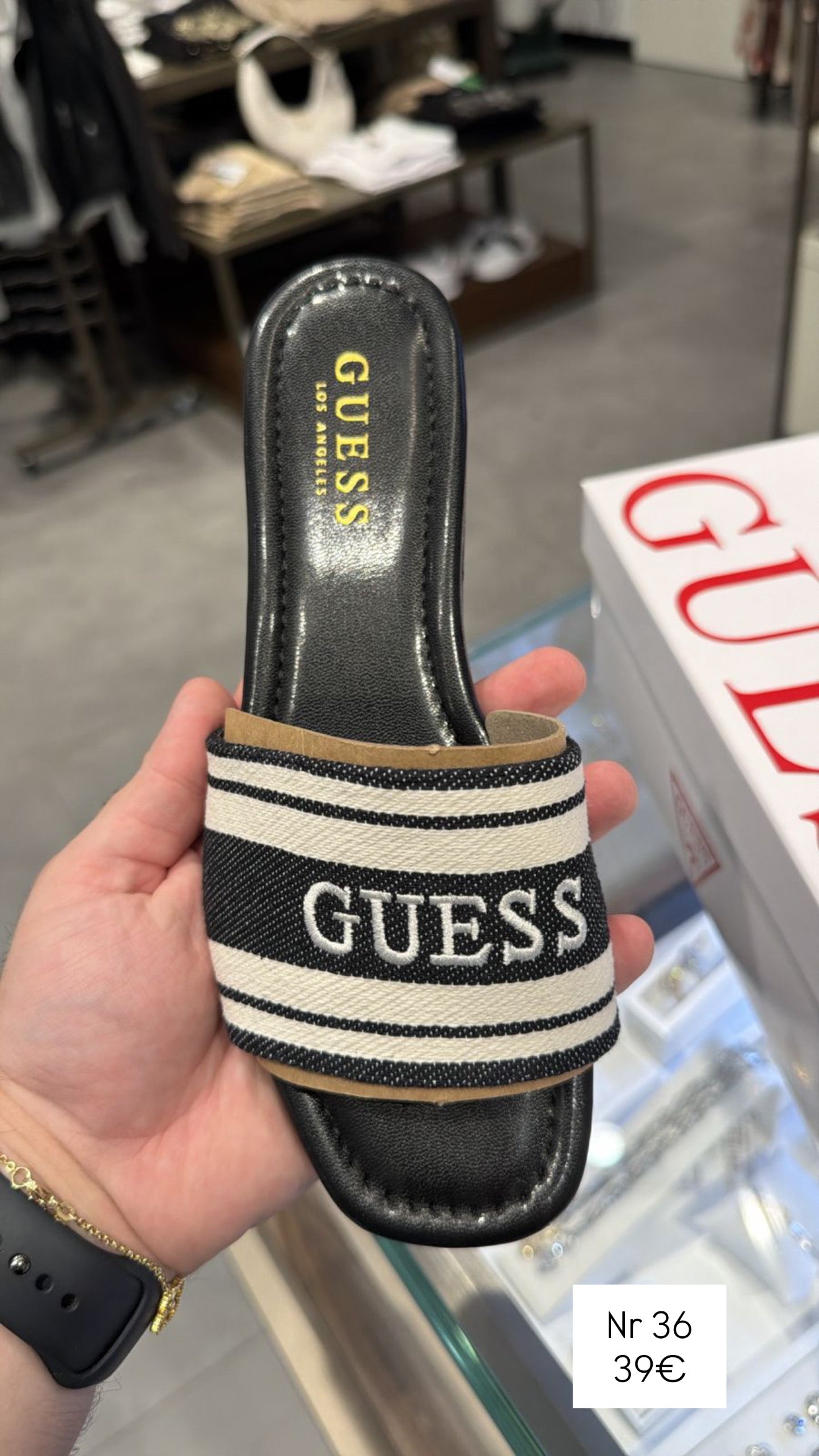 Shapka Guess(STOCK)